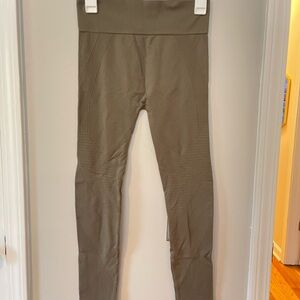 Green Streamlined Leggings with Elastic Waistband